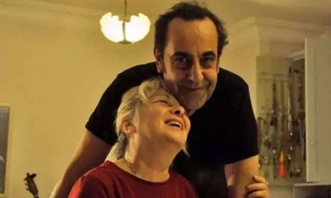 MFÖ Üyesi Özkan Uğur'un Eşi Aysun Aslan Uğur'a Yaşam Boyu Onur Ödülü Verildi