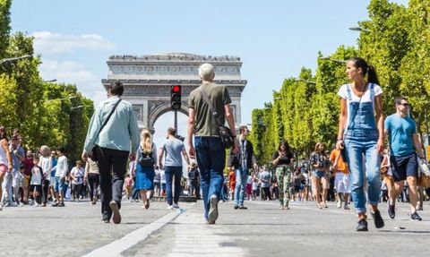 Paris Nefes Alıyor: Araç Trafiği Kapatıldı