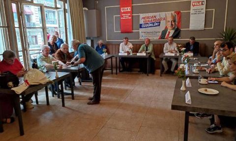 Cezaevinde bulunan BirGün yazarı ve TELE1 Genel Yayın Yönetmeni Merdan Yanardağ'ın kitaplarının imzalanması için düzenlenen etkinliğe katılım yoğun oldu