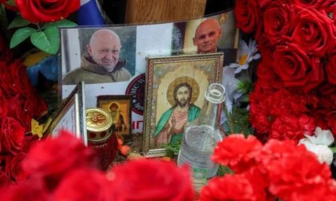 Uçak Kazasında Hayatını Kaybeden Wagner Lideri Yevgeniy Prigojin'in Annesi ve Oğlu Mezar Ziyareti Yaptı