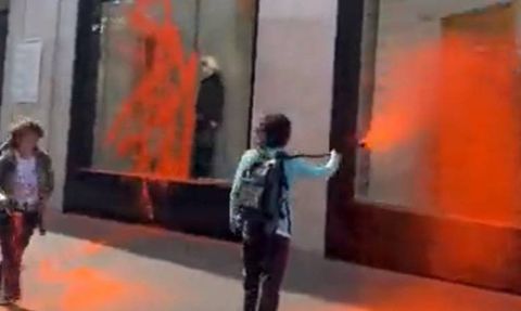 Fransa'da İklim Aktivistleri Louis Vuitton Mağazasını Boyadı