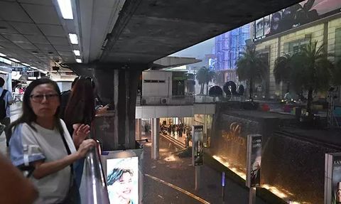 Tayland'ın Başkenti Bangkok'ta Bir AVM'de Silahlı Saldırı