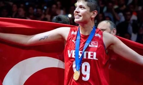 Ebrar Karakurt, Rusya'da Taraftarlara 'Erik Dalı' Dansı Öğretiyor