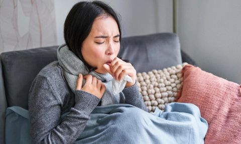 Öksürüğe Doğal Çözüm: Bal, Zencefil, Nane ve Sıcak Su Buharı