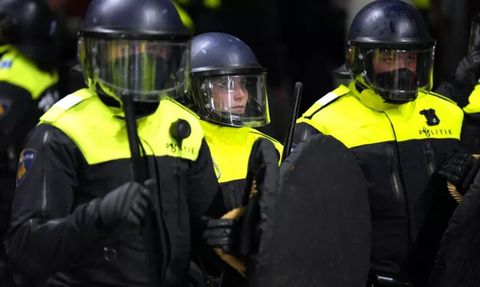 G.Saray'ın Eski Yıldızına Maçtan Sonra Kelepçeli Gözaltı