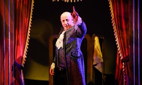 Orhan Pamuk, 'Saatleri Ayarlama Enstitüsü' Oyununu Önerdi