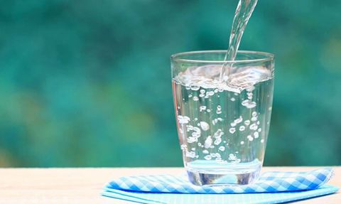 Bu suları içerken iki defa düşünün! Kansere neden oldukları ispat edildi!