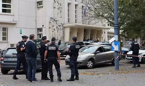 Fransa'da Okulda Bıçaklı Saldırı: Bir Öğretmen Hayatını Kaybetti