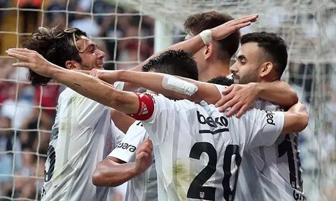 Beşiktaş'ta Kriz Devam Ediyor: Başkan Ahmet Nur Çebi ile Taraftarlar Arasındaki Gerginlik Sürüyor