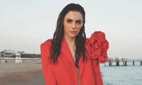 Yağmur Tanrısevsin'in Londra Pozları Sosyal Medyayı Salladı