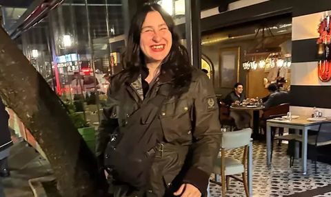 Ünlü Komedyen Yasemin Sakallıoğlu ve Eşi Burak Yırtar Evde Yemeklerin Keyfini Çıkarıyor