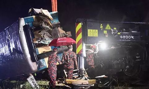 Bangladeş'te Tren Kazası: 13 Kişi Hayatını Kaybetti