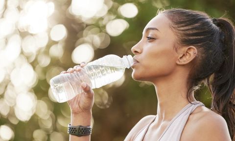 Sakın suyu böyle içmeyin! Sindirim sisteminiz iflas eder!
