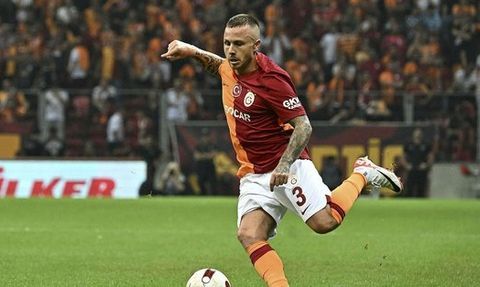 Galatasaray Angelino transferi için kararsız