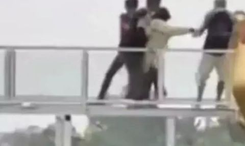 Endonezya'da Cam Köprü Çöktü: Bir Turist Öldü