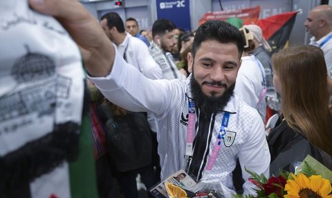 Filistinli Sporcular Paris'te Bayraklarını Dalgalandırıyor