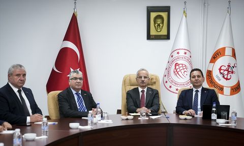 Ulaştırma Bakanı Uraloğlu'ndan İstanbul Gemi Trafik Hizmetleri Merkezine Ziyaret