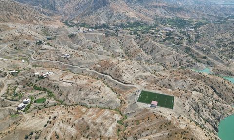 Uludere Genç Sporcuları Baraj Gölü Manzaralı Statta Antrenman Yapıyor