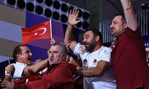 Gençlik ve Spor Bakanı Bak'tan Nafia Kuş Aydın'a Tebrik Mesajı