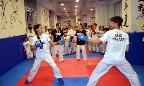 Muş'ta Karate Antrenörlerinin Başarılı Çalışmaları