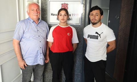 14 Yaşındaki Şaziye Demir Dünya Bilek Güreşi Şampiyonu Oldu