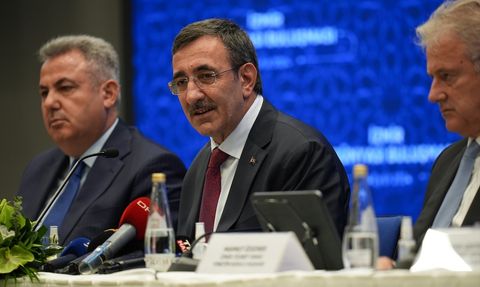 Cumhurbaşkanı Yardımcısı Yılmaz, İzmir'de Enflasyon ve Büyüme Görevlerini Vurguladı