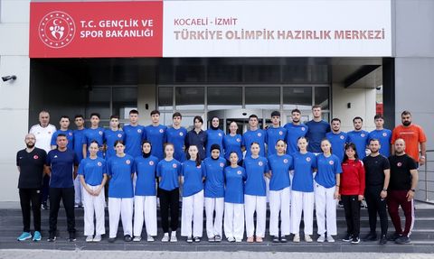 Genç Karateciler Dünyayı Fethetmeye Hazırlanıyor