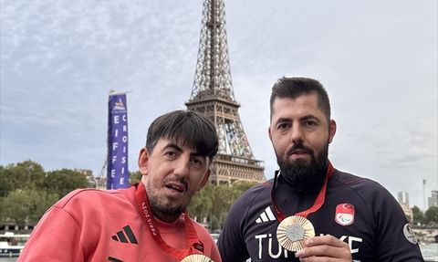 Milli Para Masa Tenisçiler Eyfel Kulesi'nde Coşkuya Sahne Oldu