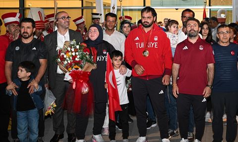 Paris 2024'te Madalya Kazanan Paralimpik Sporcular Ankara'ya Döndü