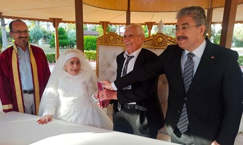 Osmaniye'de Huzurevi Aşkı: Hatice ve Celil Evlendi