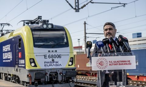Türkiye'nin İlk Özel Uluslararası Yük Treni Avrupa'ya Uğurlandı