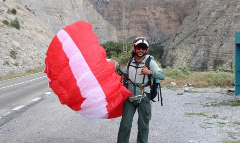 Türkiye'nin Şampiyon Yamaç Paraşütçüsü Ferdi Toy Uzundere'de Uçuşlarına Devam Ediyor