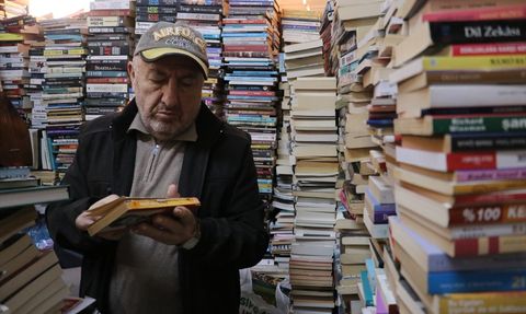 37 Yıllık Sahaf, Gençlere Eski Kitap Aşkını Aşılıyor
