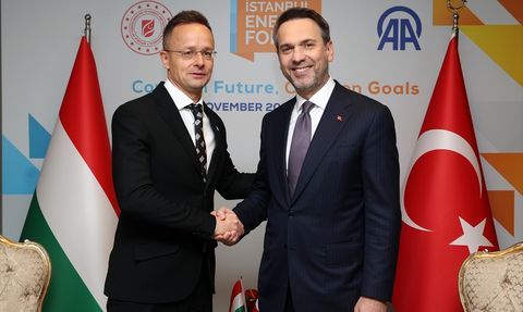 Bakan Bayraktar, İstanbul Enerji Forumunda Azerbaycanlı Meslektaşıyla Görüştü