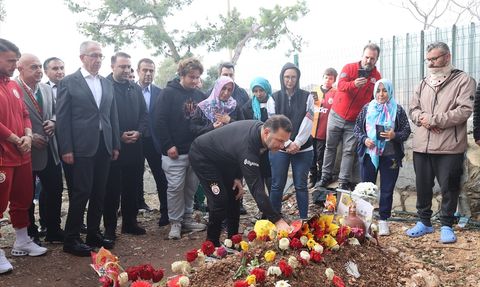 Galatasaray Takımı, Yiğit Kurt'un Mezarını Ziyaret Etti