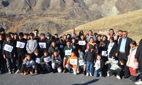 Hakkari'de Asfalt Yolda Atletizm Antrenmanı