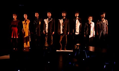 Işıltılı Haşerat: İnsanoğlunun Doyumsuzluğu Tiyatroda Sahne Buldu