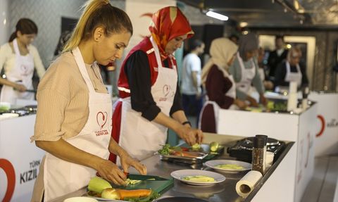 Kızılay'dan Depremzedelere Destek Projesi: İyilikle Pişen Hayatlar