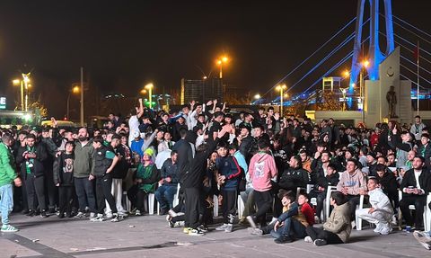 Kocaeli'de Kocaelispor Coşkusu: Sakaryaspor Maçı Dev Ekranda İzlenildi