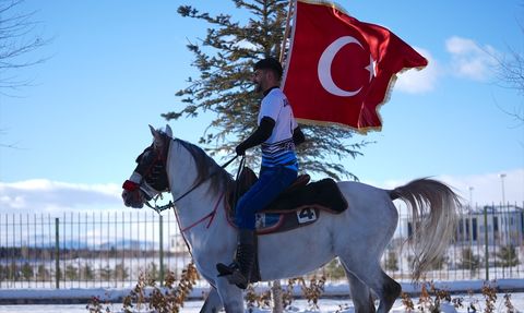 Cumhurbaşkanı Erdoğan, Erzurum'da Atlı Cirit Sporcularıyla Karşılandı