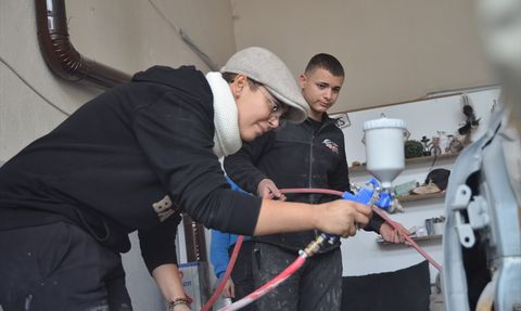 Esra Tuna: Kadın Oto Boyacı Olarak Sektörün Gözdesi Olmak İstiyor