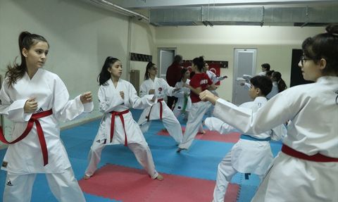 Ezel Ecrin Eren, Boğaziçi Karate Turnuvası'nda Altın Madalya Kazandı