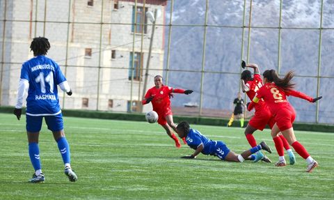 Hakkarigücü 2-0 Amed Sportif Faaliyetler: Kadın Futbol Süper Ligi'nde Önemli Galibiyet