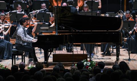 İzmir'de Olten Filarmoni Orkestrası Yeni Yıl Konseri Gerçekleştirdi