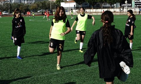 Öğretmen Baba Kızı İçin Futbol Kulübü Kurdu