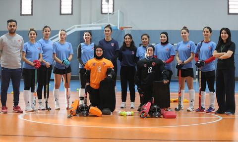 Ümit Milli Kadın Hokey Takımı Avrupa Şampiyonası'nda Madalya Peşinde