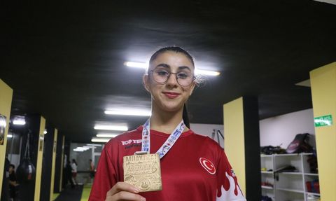 Astım Hastalığını Yenerek Muaythayada Başarıya Ulaşan Ela Nur Gümüş