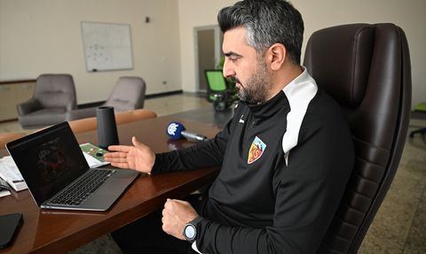 Kayserispor'un Teknik Direktörü Sinan Kaloğlu, AA'nın Yarışmasına Katıldı