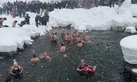 Rize'de Göz Kamaştıran 9. Kış Yüzme Şenliği