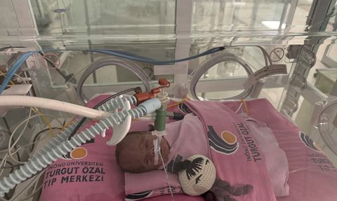 Ağrı'da Erken Dünyaya Gelen Ayaz Bebeğin Tedavisi Sürüyor